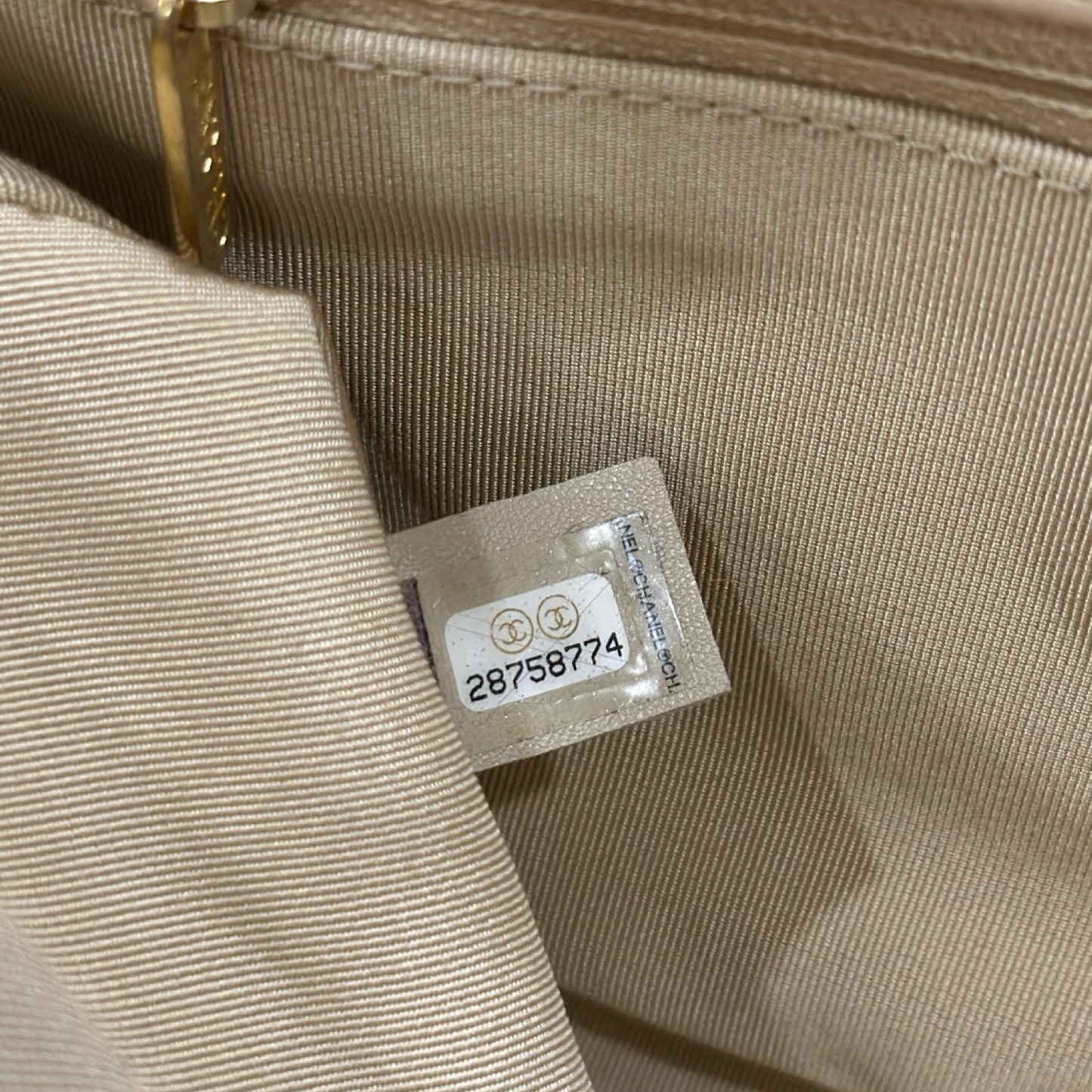 Chanel 19 Medium 小羊皮菱格紋口蓋包 - 米色 / 金釦